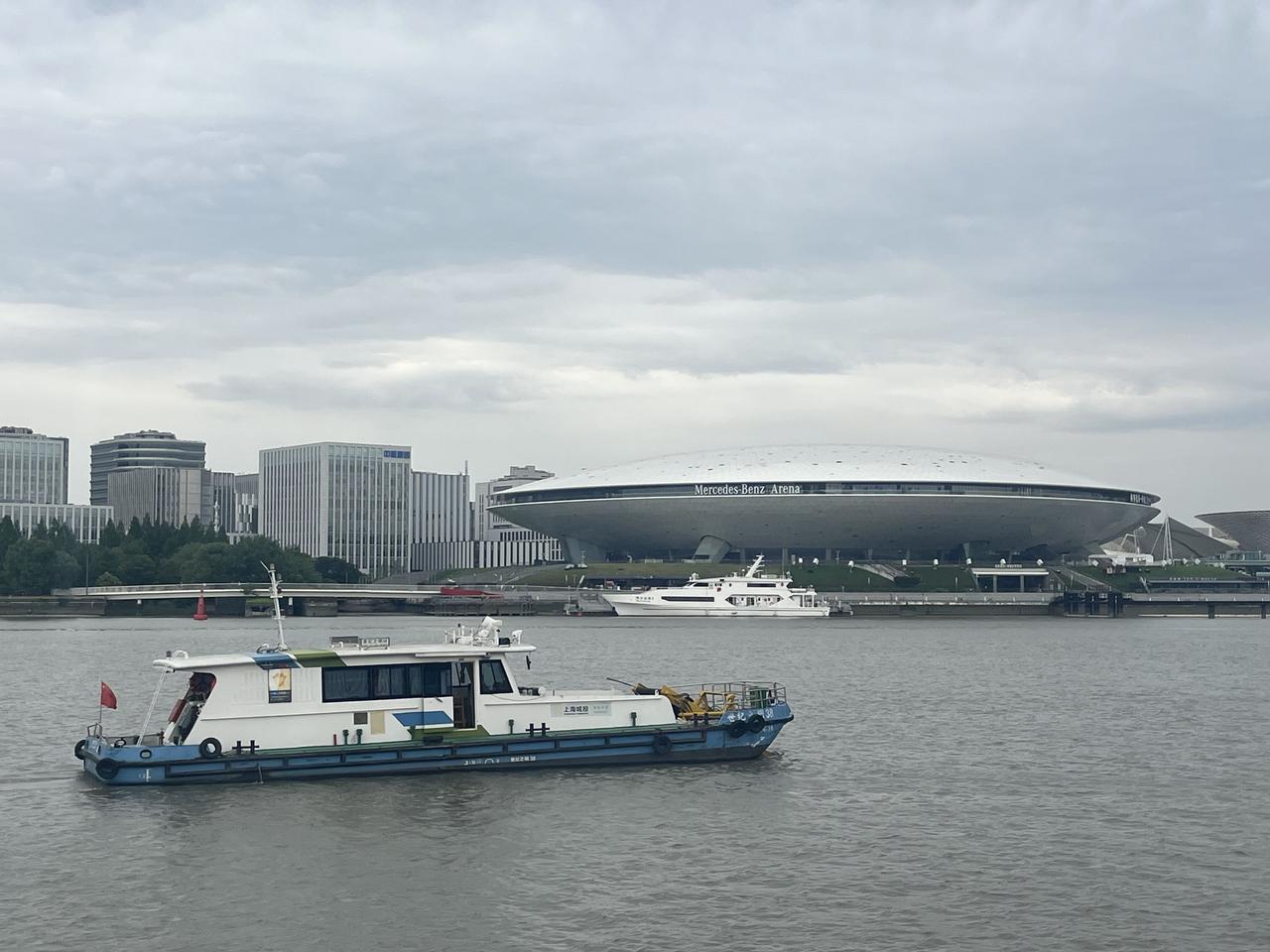 下雨了，在黄浦江边的棚子里躲雨。
来来往往的船只，不知道都有过什么样的航程？
林