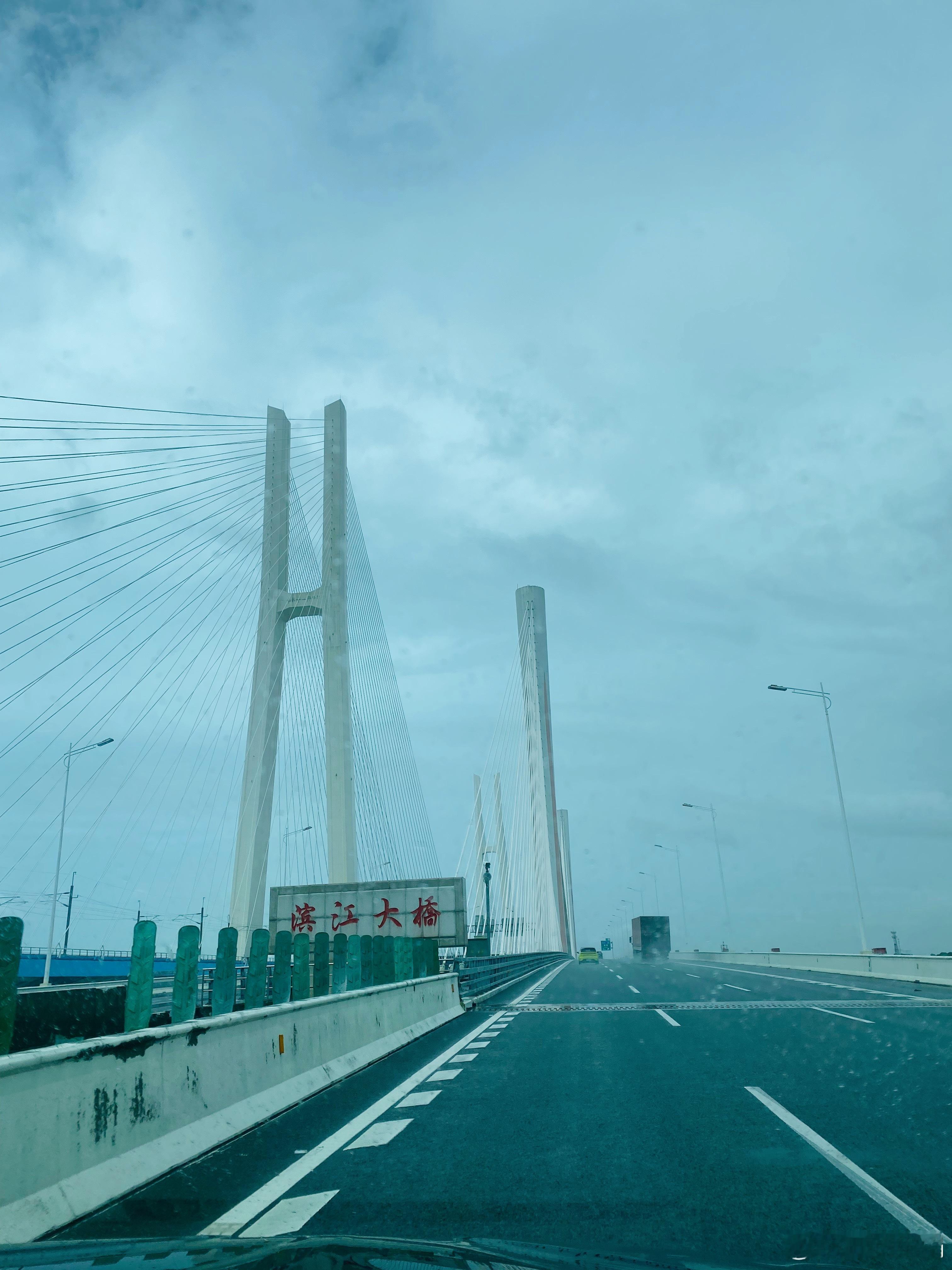 今天去江门和客户交流，回程看这一排排的路桥基建，我在心里说，咱大中国的基建太牛了