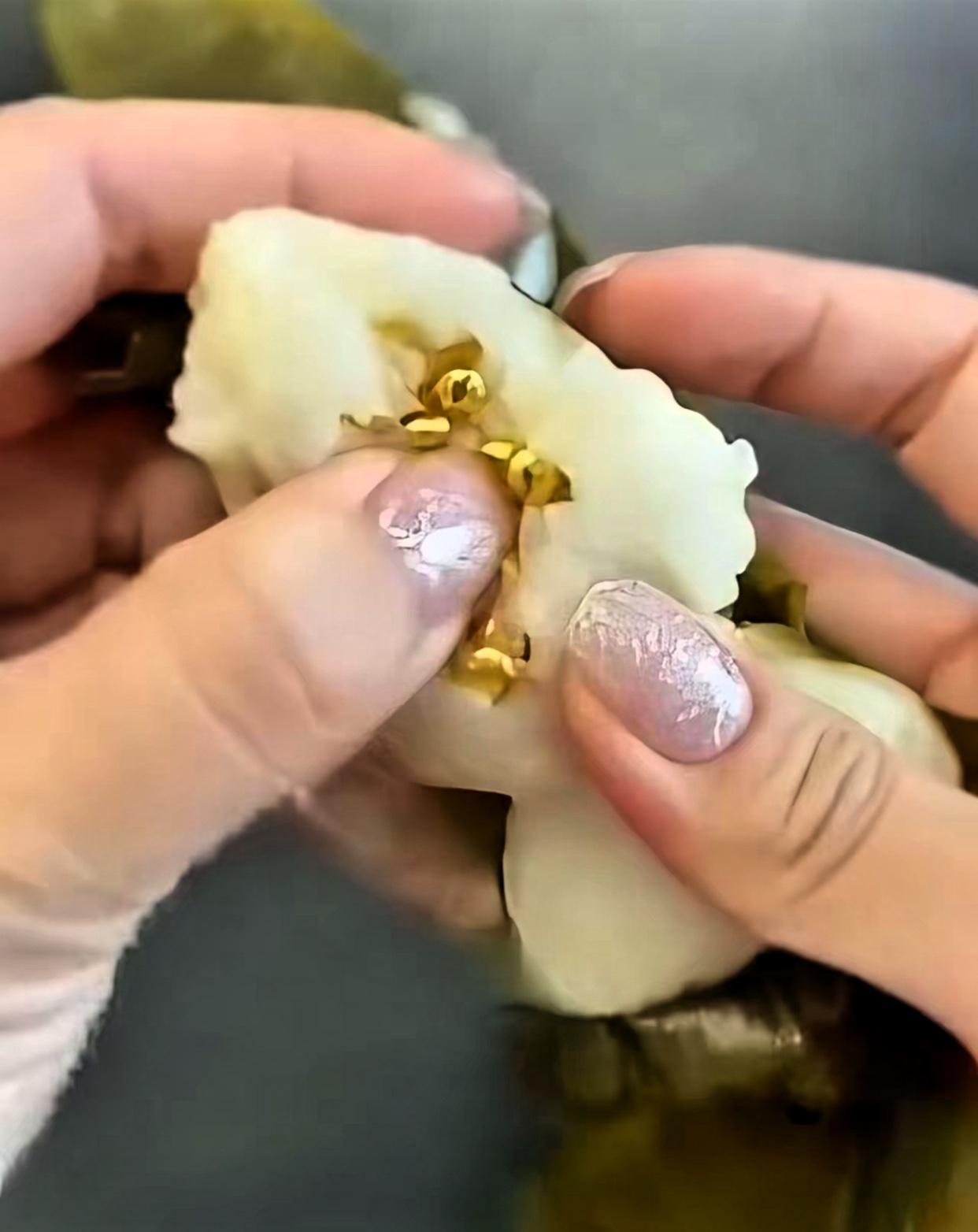 刷到该视频，替这位女士感到纠结，端午节前夕，有人送领导一袋粽子，领导不爱吃，转手