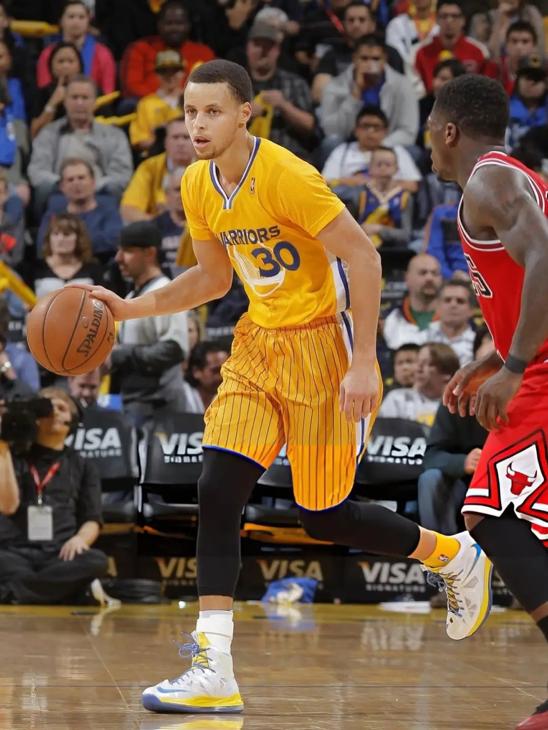 库里今天上脚詹姆斯十代战靴！这双鞋当年也是我的心头爱，全掌气垫又软又弹！湖人vs