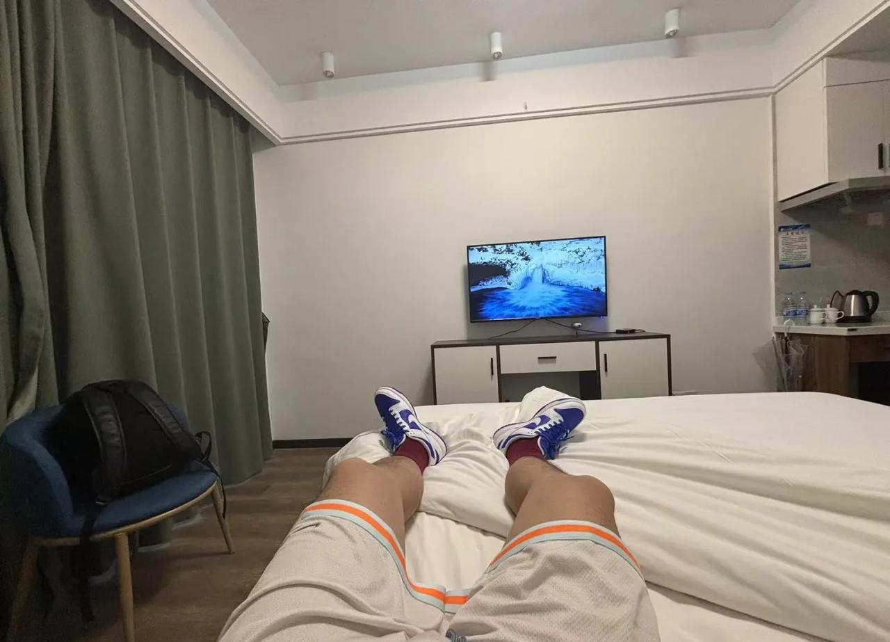 十月这么冷？
怎么十月份就这么冷了？短袖短裤都还没穿过瘾，就开始冷的瑟瑟发抖了这