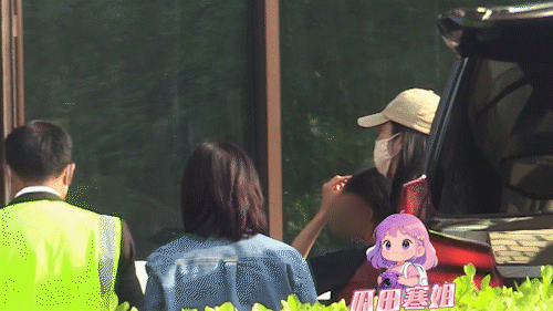 姚晨带女儿就医姚晨女儿9岁身高 姚晨带女儿小茉莉去医院就医，她女儿才9岁，看上去