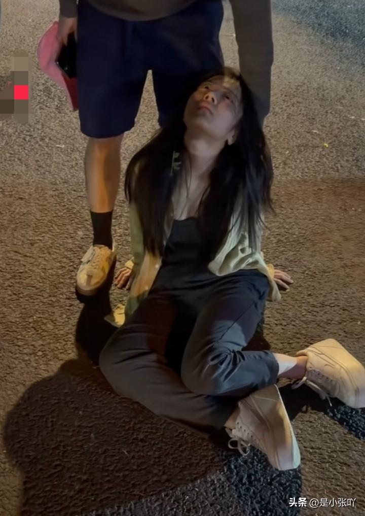 大胆猜测一下
这位女大学生，在酒吧里大概率被下了药，路上已经神志不清。一会被带到
