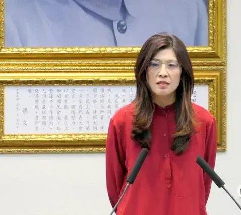 郑丽文讽刺民进党自己吓自己。台当局欲禁止高德地区，郑丽文称，现在只要什么事情跟大