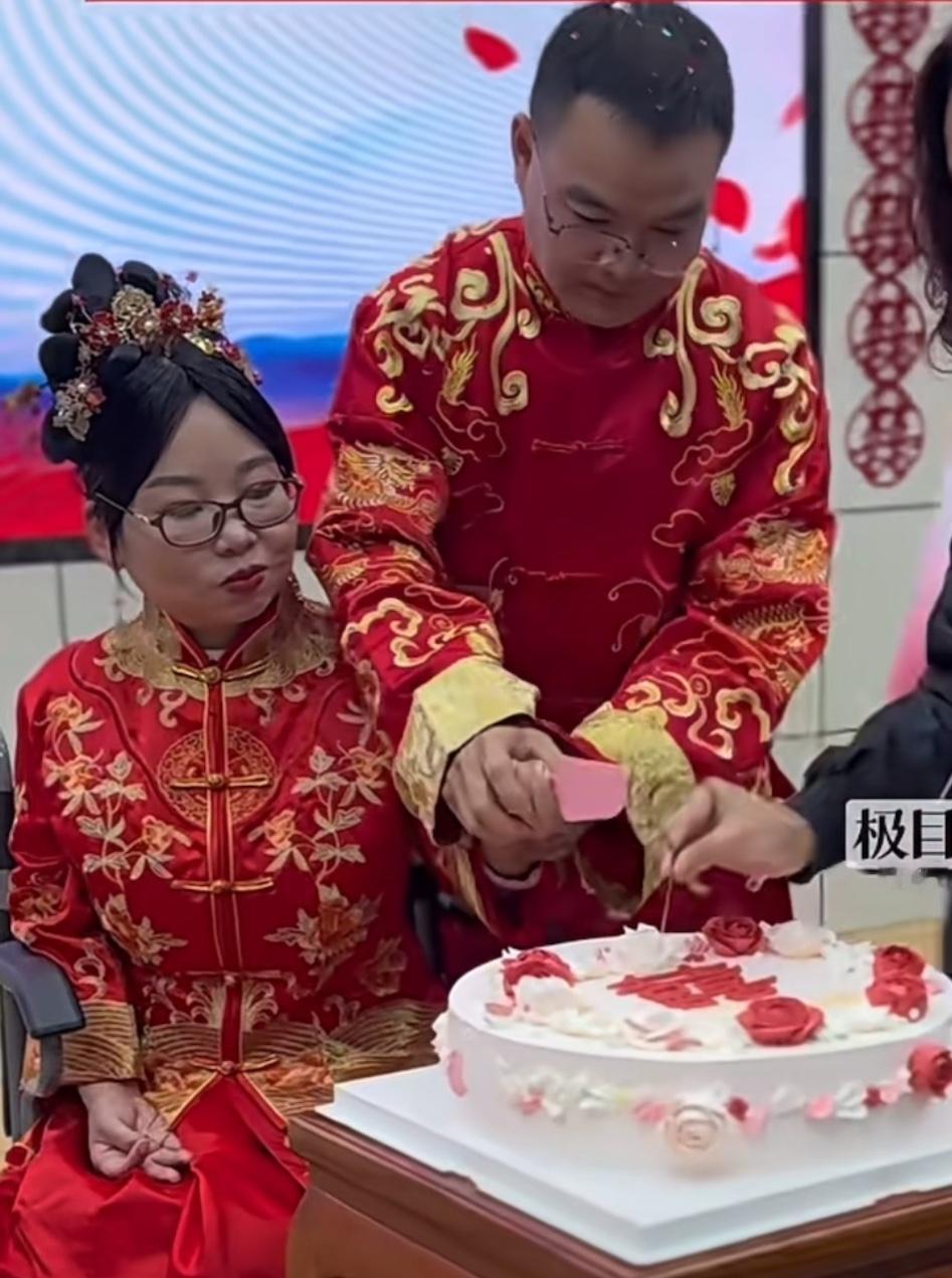 新郎几近失明，新娘右半身瘫痪，两个残疾人在残联的就业创业培训班相遇相知。

两人