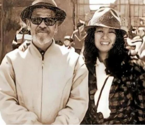 1990年，46岁的三毛跑到新疆，和76岁的王洛宾同居，王洛宾拒绝和她同房，三毛