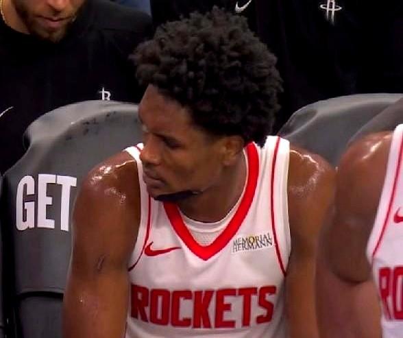 阿门这防守真得长点心！理查德拉杆上篮，他先封盖打到人门，还多了个拉脖子的动作——