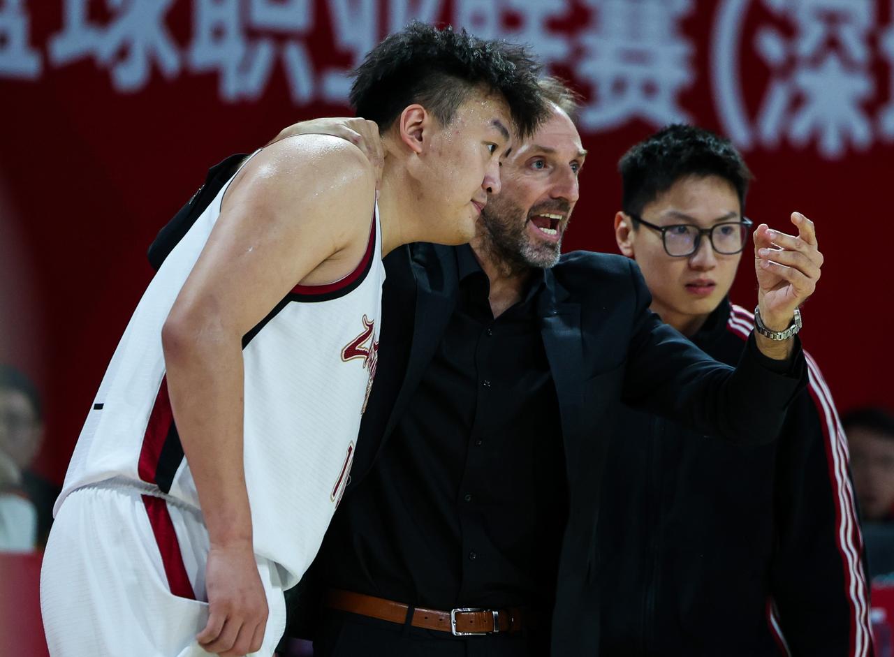 换帅如换刀！从6战5负到9战8胜，只因换了一个教练 球迷：CBA的奇迹
CBA常