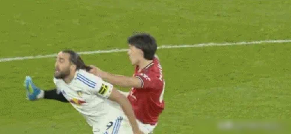 别再争论那张红牌了，幼稚。
利桑德罗那一撮头发，扯掉的不是利兹联的马尾，是曼联