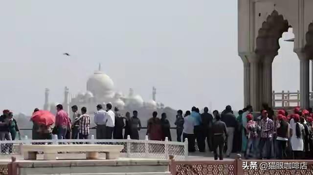 南京水库里泡澡那几个人，庐山景区推搡中国游客那几张脸，白云机场一周拦下来三十多个