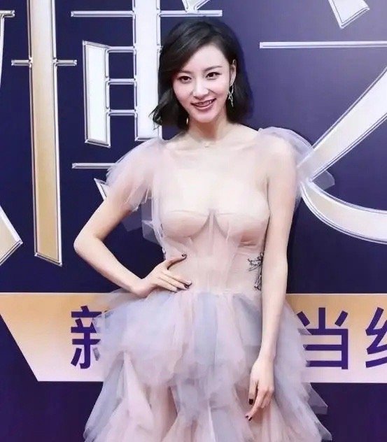 有个挺矛盾的现象让人费解。女性的胸部本是隐私部位，需要被尊重和保护，可在红毯灯光