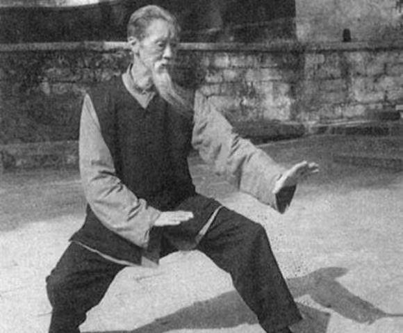 1930年，孙禄堂年逾古稀，五名日本高手想挑战他，他本想拒绝，对方却不依不饶，孙