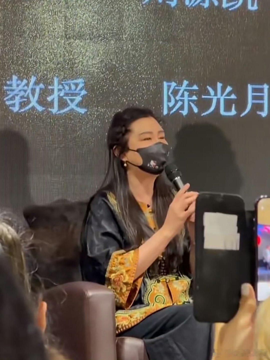 王祖贤眼睛怎么了比起眼睛，她的脸情况应该更糟！胳膊明明不胖，但是口罩竟然只遮了这