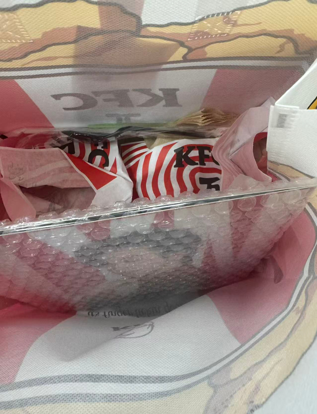我能够得着的三个地址只有一家店里有唱片摆件了，马上给我家老大点了一份，他还给我发
