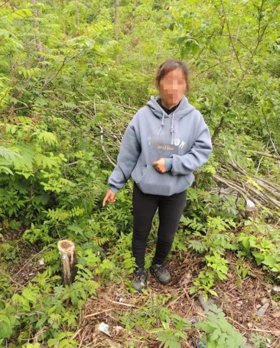 “悲剧了！”吉林一女子家晾衣杆断了，她便到附近的树林里随便砍了一棵小树，截下4米