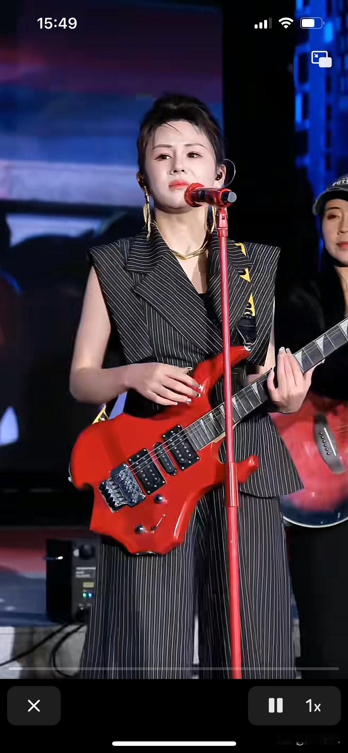 花姐，这位网红鼻祖，怎么变得那么苍老了，皮肤皱皱巴巴的，双下巴，是不是直播赚到钱