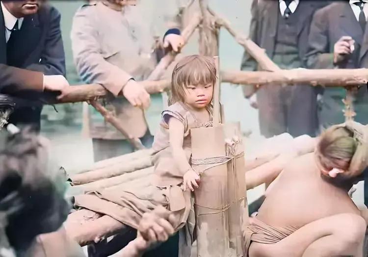 1906年，美国纽约，一个“人类动物园”中，一对来自菲律宾的土著母女，正在被当民