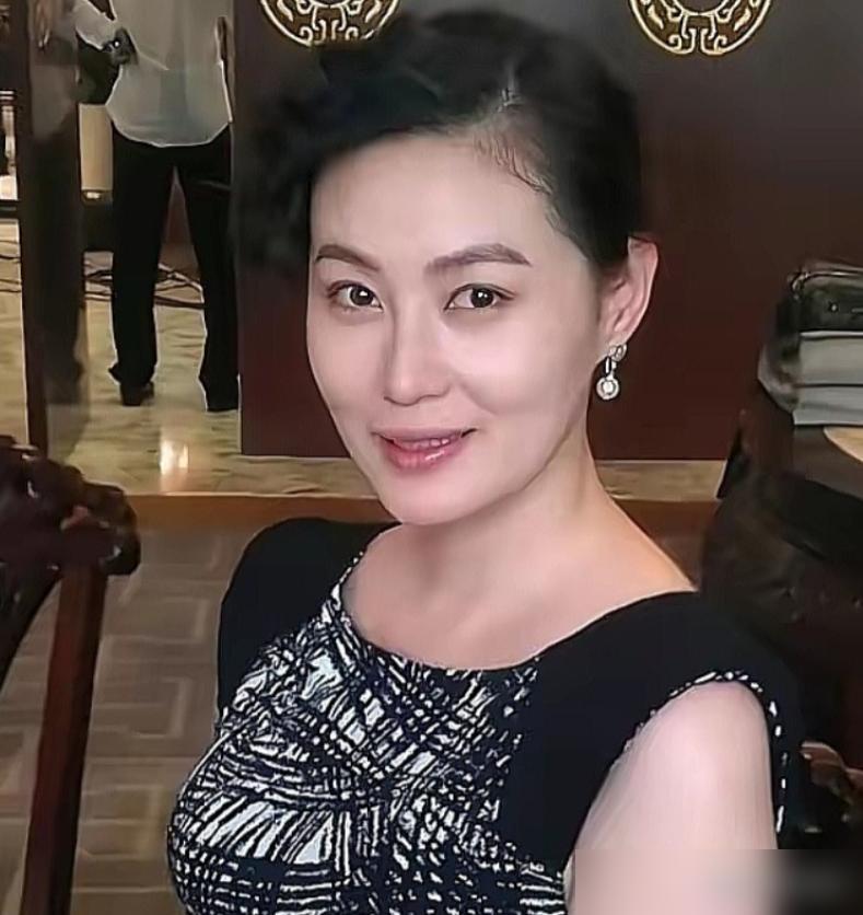 “最美潘金莲”甘婷婷，竟然沦落到被嘲“50岁臃肿大妈”了？
 
当年她凭一个眼神