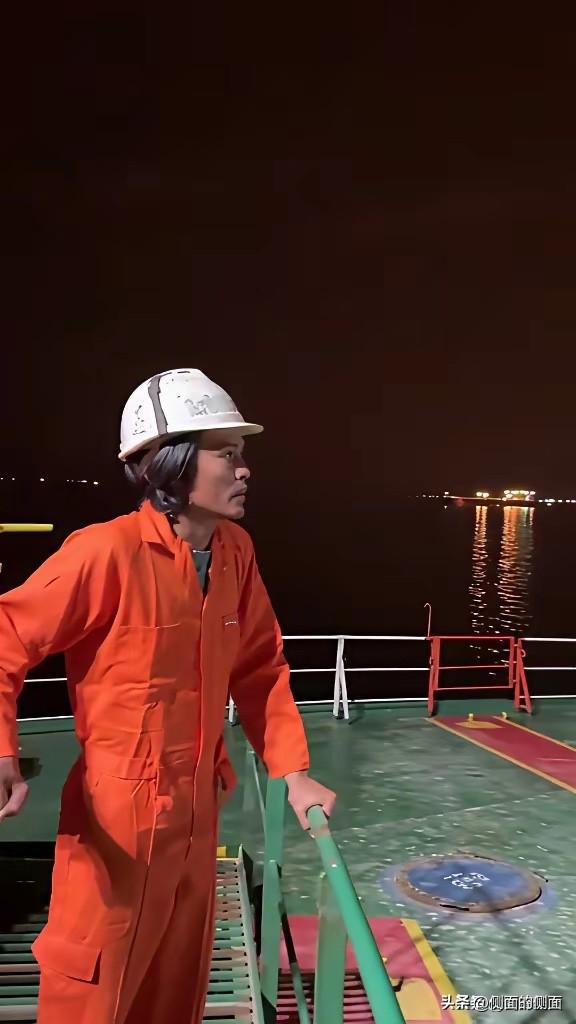 你瞅啥？[恐惧]
瞅瞅霍尔幕斯海峡[得意]
霍尔布兹海峡 霍尔莫斯海峡 霍尔莫兹