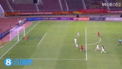 U20女足余佳琪打进了一记让对方门将措手不及的进球，中国女足半场2:0领先乌兹别