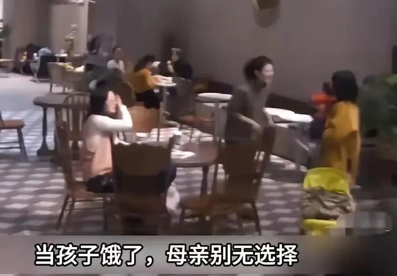 一女子在餐厅掀起衣服给孩子喂母乳，岂料，隔壁桌女生看到后十分生气：“你这样太不文