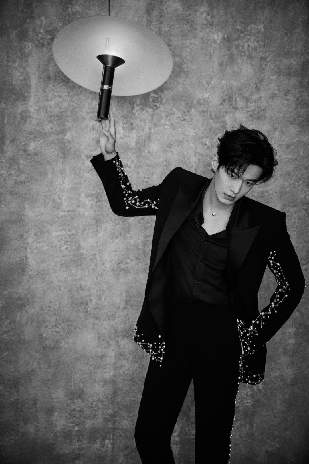 何与递的乐事谁不想接 何与工作前边看行程边啃薯片，轻松惬意的状态超吸睛，镜头里他