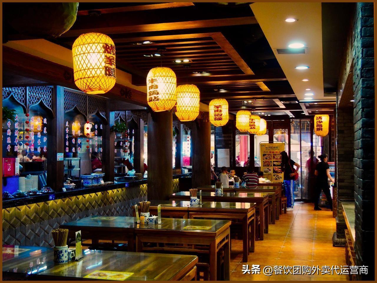 餐饮业寒冬背后：十大困境揭示生存真相？

1. **政策重压**：禁酒令削减高端