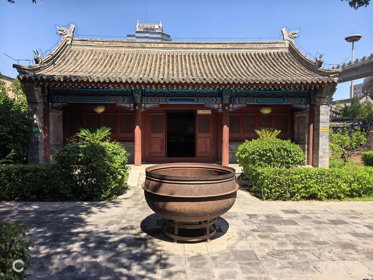 这口大缸盛满了水，里面都是硬币和纸币！
