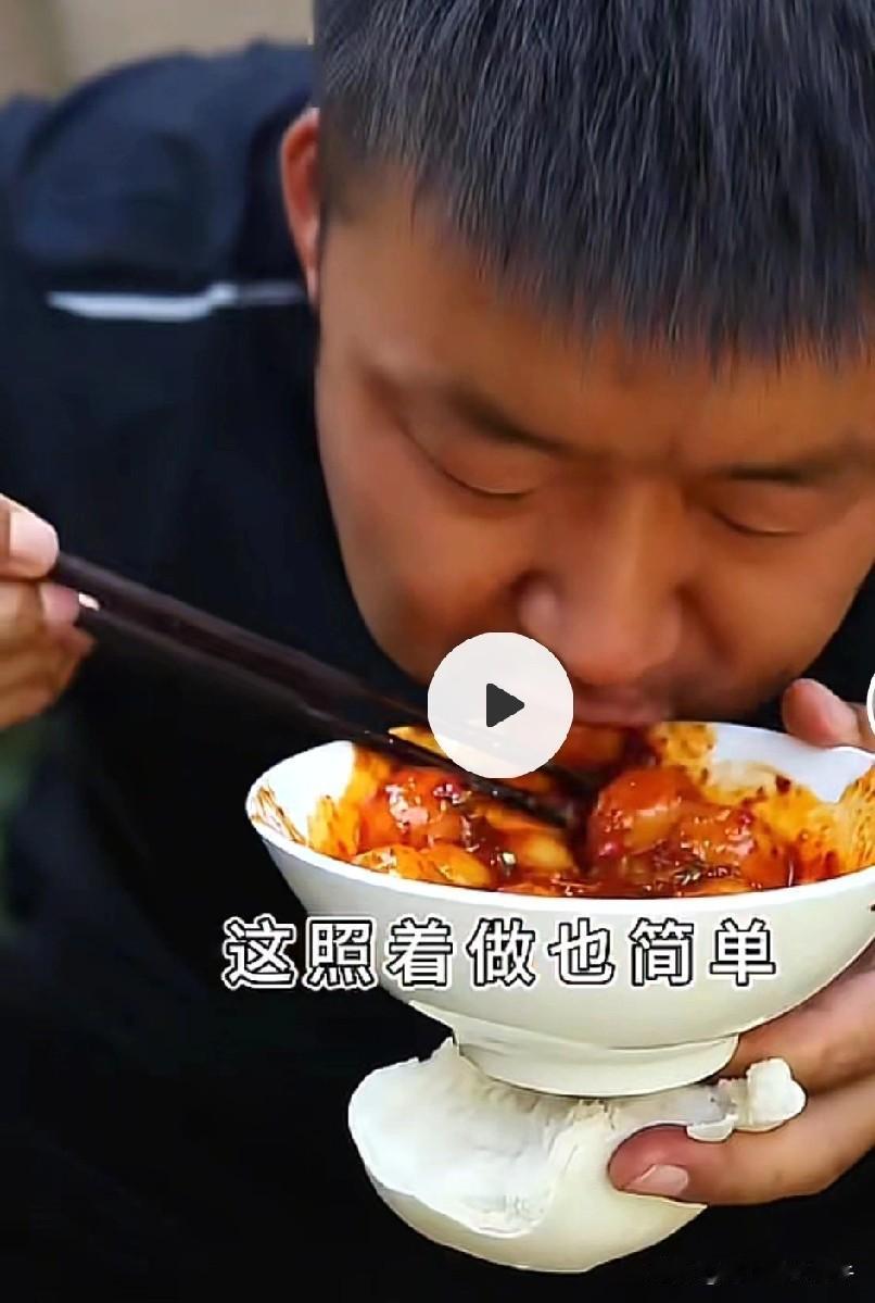 看郑直大哥吃东西就是香，一碗饭几口干完了[呲牙]大西北顶顶的汉子[赞][赞][赞