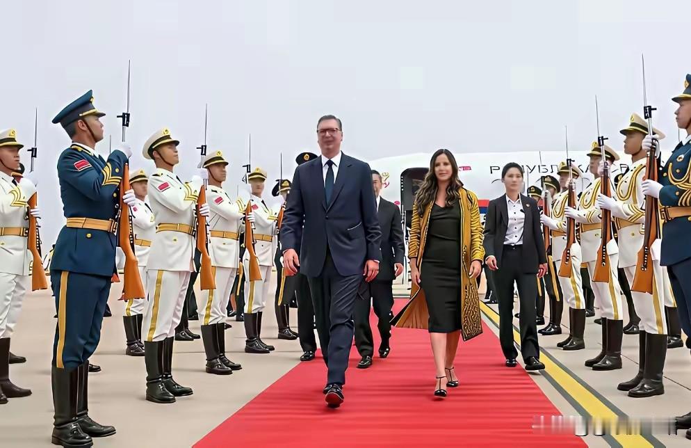 武契奇访华受到隆重欢迎，但是之前去美国访问的场景，该用什么话表达呢？