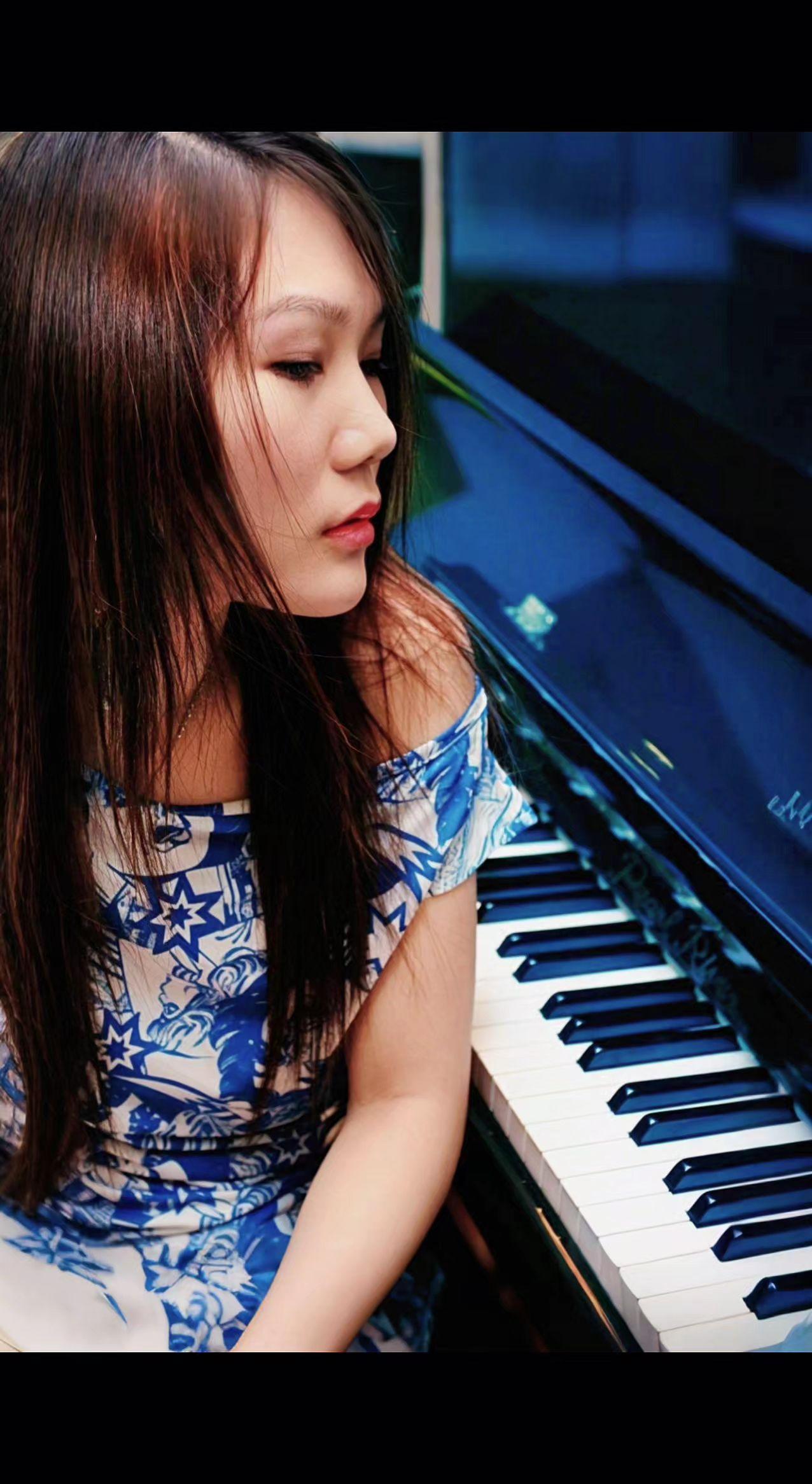 🎹指尖悬在黑白键上，月光碎成她发梢的蓝。音符未响，心事已漫过琴键🌙