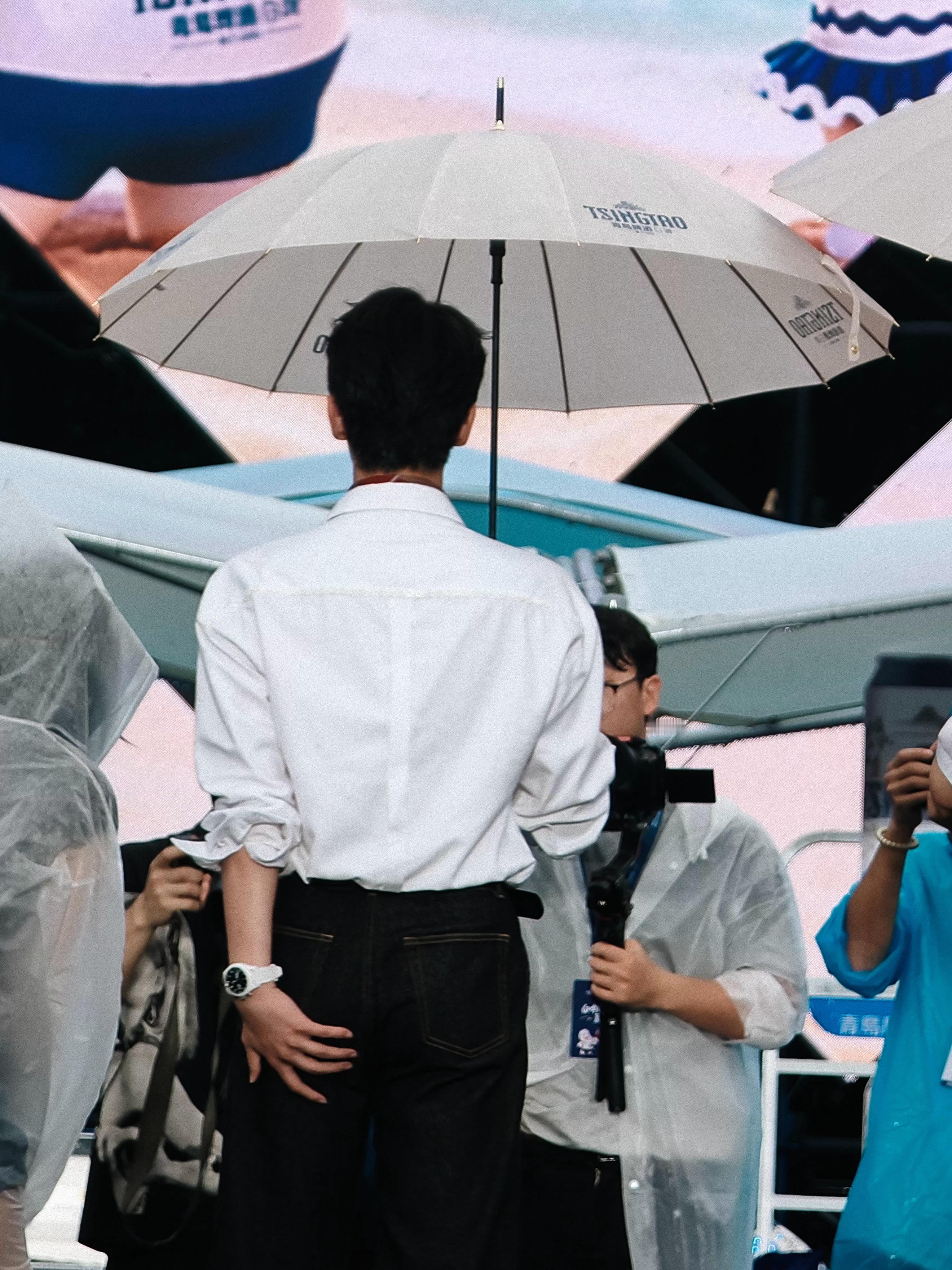 住手我也要摸哥穿裙子吗哈哈哈哈哈下蹲合照之前撩一下宽肩窄腰大长腿 