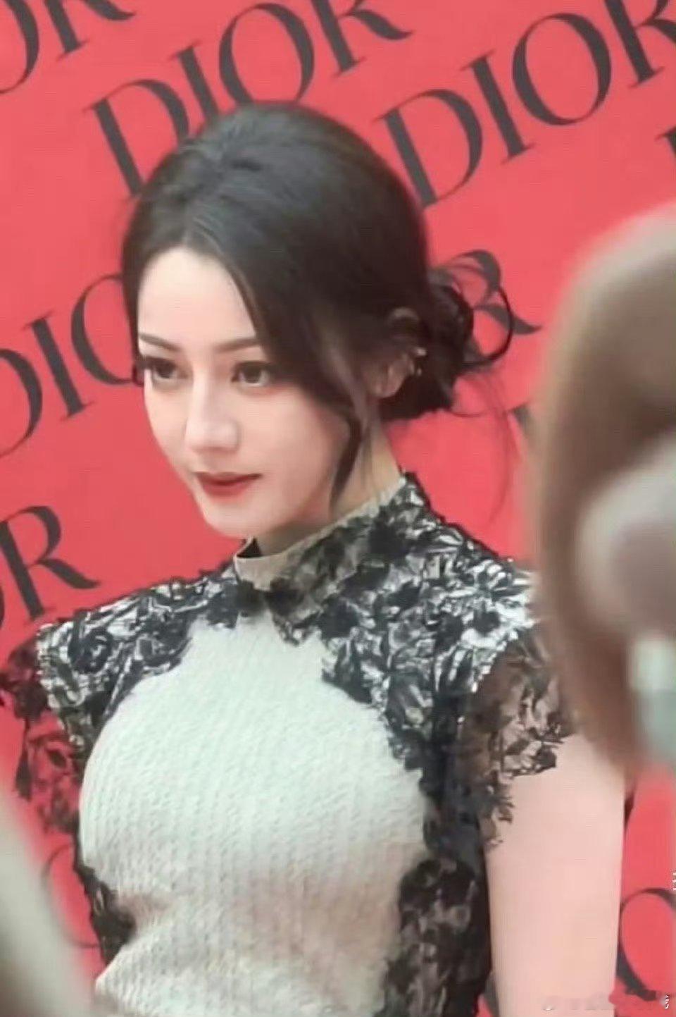迪丽热巴现实中这么吓人的啊！？！！一直觉得她很漂亮是个浓颜系美女 没想到现实生图