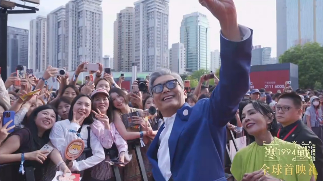 发哥真是爱拍照啊，主持人催去群访都不搭理的，恨不得与一排观众全部都合影，然后群访