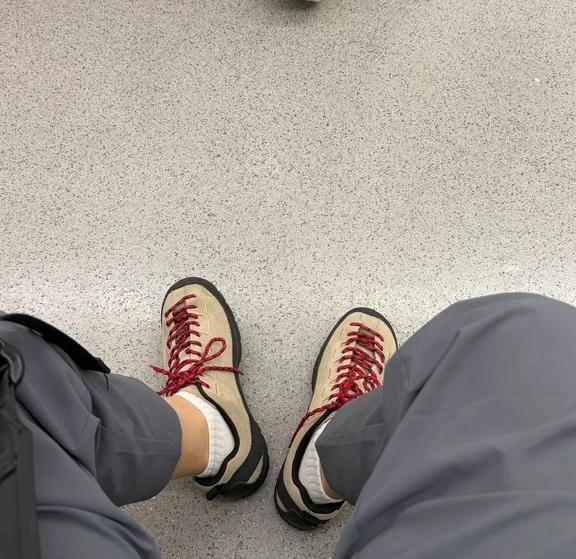 爱死这双鞋的红鞋带！
Keen鞋子  keen