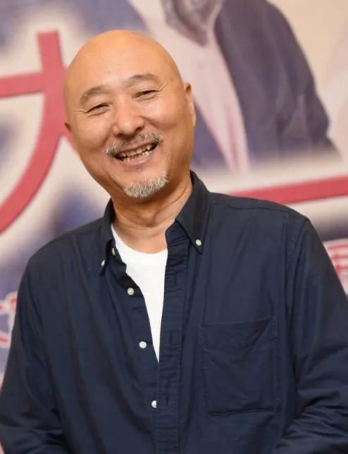 1973年，“黄世仁”陈强提着两瓶好酒，来到“喜儿”田华家，求田华，“田华啊，你