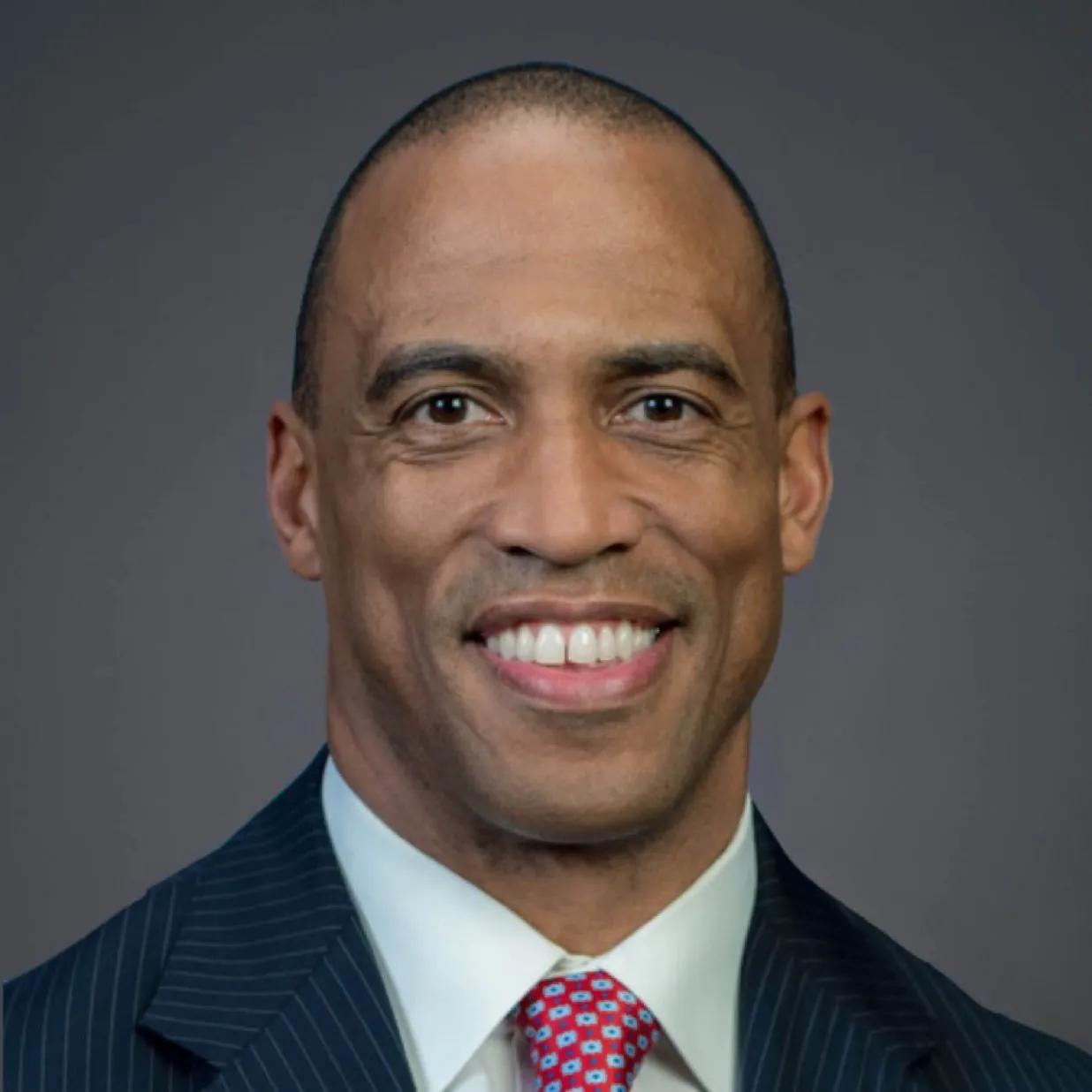 最新消息 - 特朗普表示，前 NFL 球员、白宫助手斯科特-特纳（Scott T