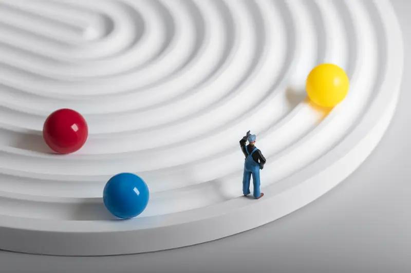 深度思考能帮我们跳出表面信息的桎梏，看清事物的本质和底层逻辑，避免被偏见、情绪或