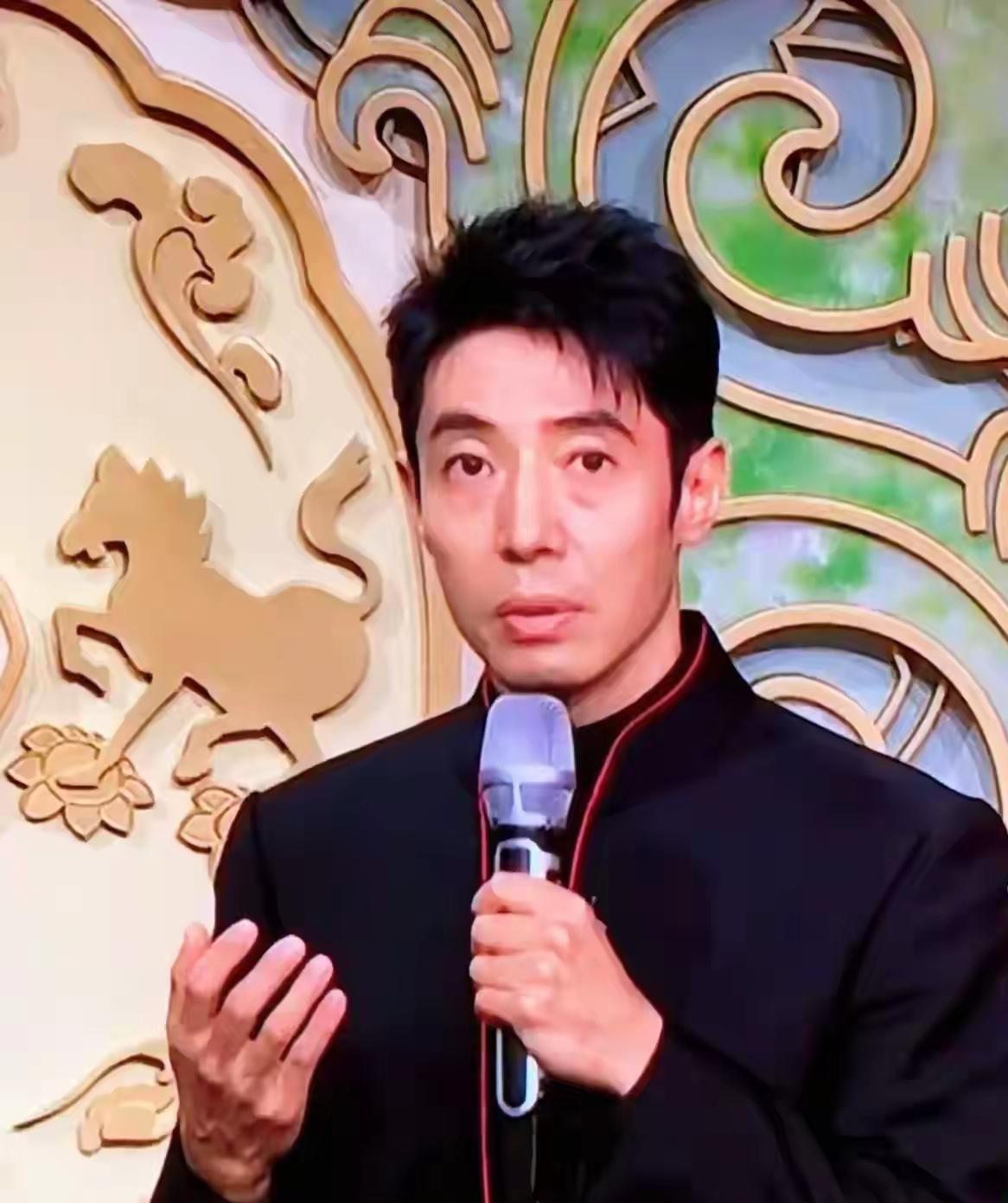 看着撒贝宁主持春晚，
我心里莫名一酸…
这不就是我们每个“老员工”的宿命吗？
