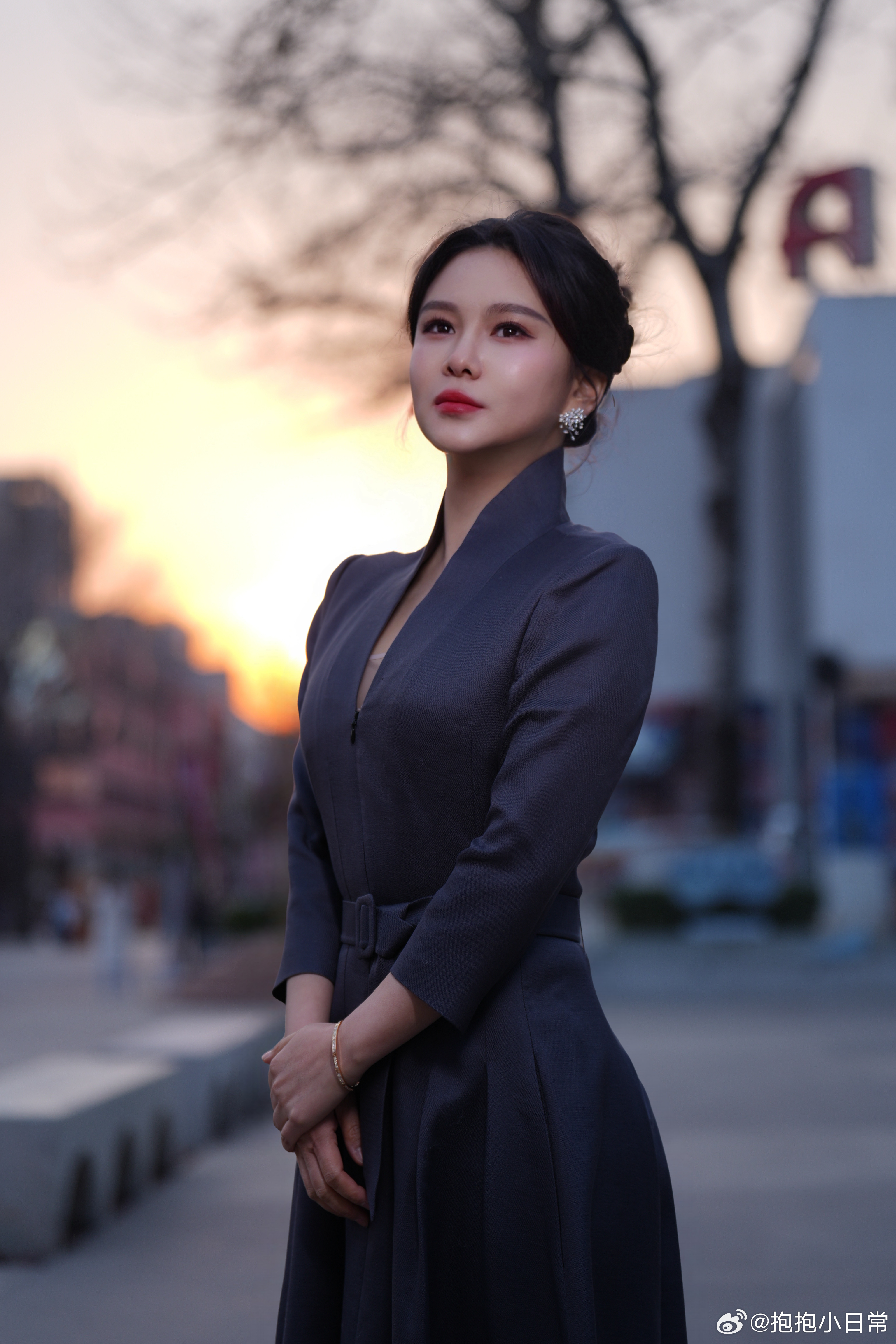 主持人刘美希亮相中国国际时装周开幕大秀 大秀现场，刘美希以从容优雅的风采亮相，彰