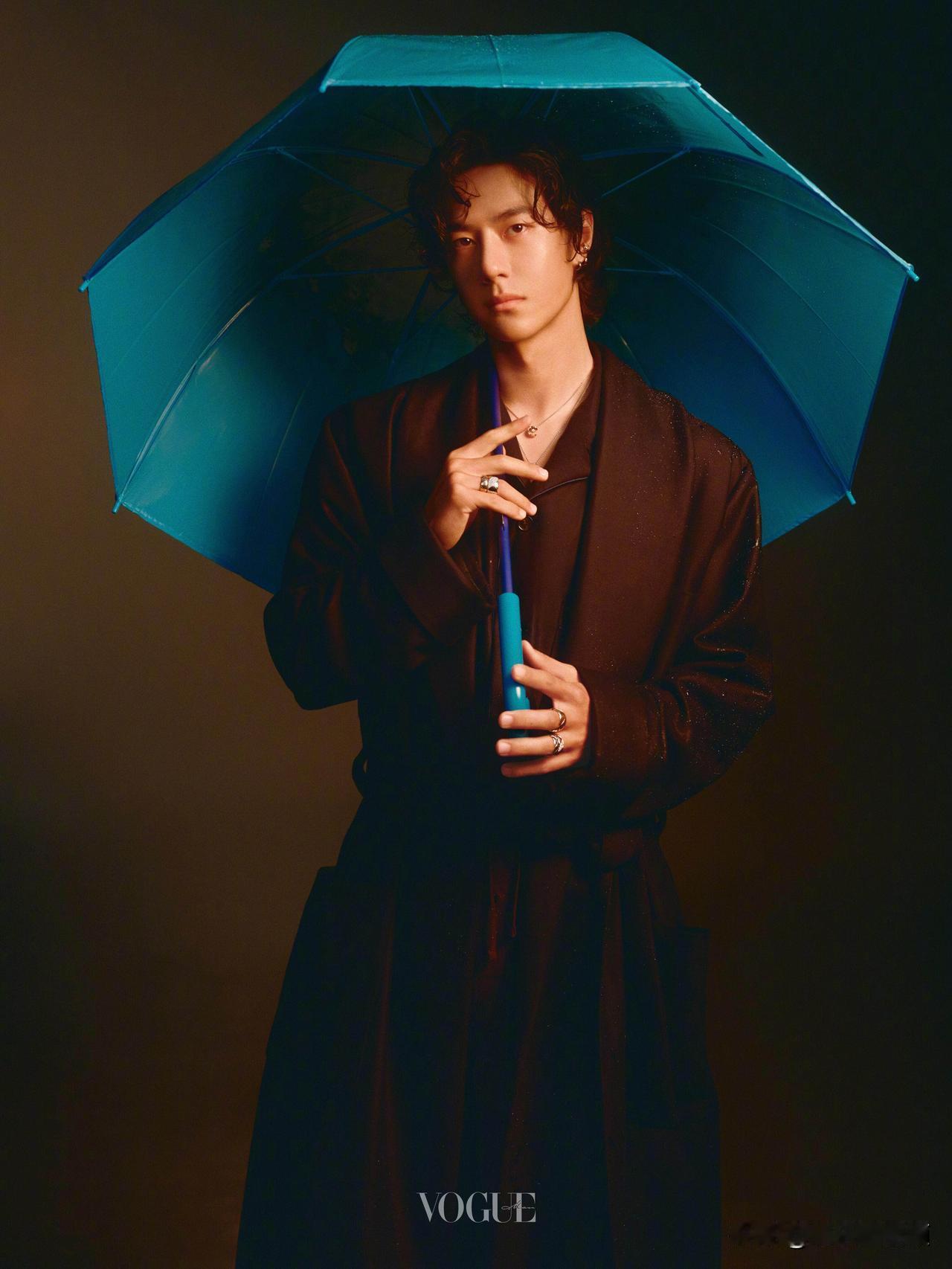 ❤️王一博VOGUE时尚大片来袭，置身充满故事感的场景。造型松弛又富有格调，一帧