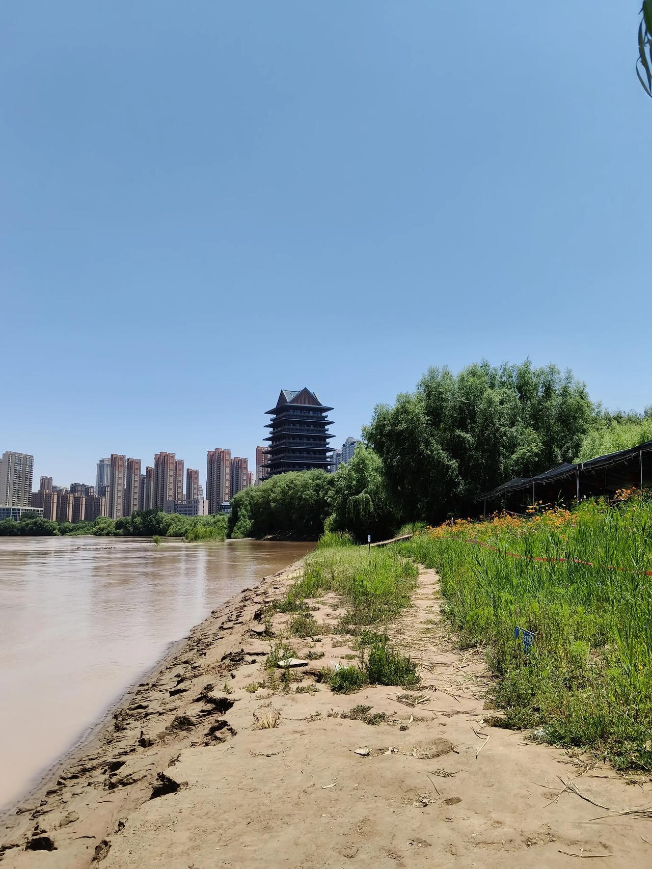 最近兰州的天气非常的晴朗，你是位于兰州市七里河区黄河楼附近的河边。

冬天的时候
