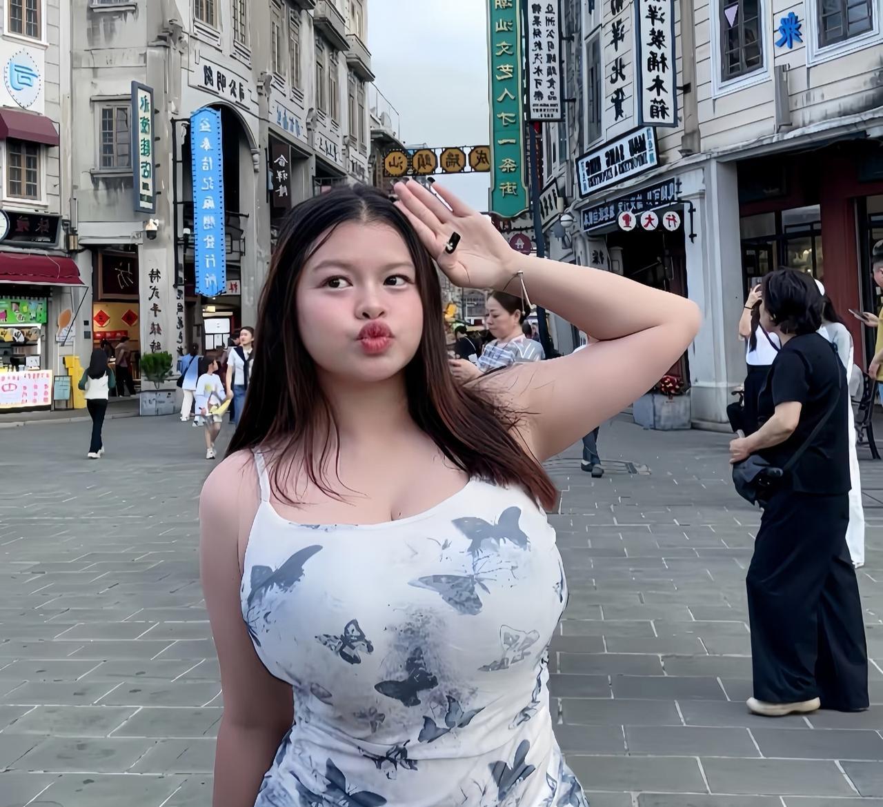 街头随手拍，颜值已经不重要了，也不必在意身边行人的左顾右盼，姑娘只顾顾盼生辉。