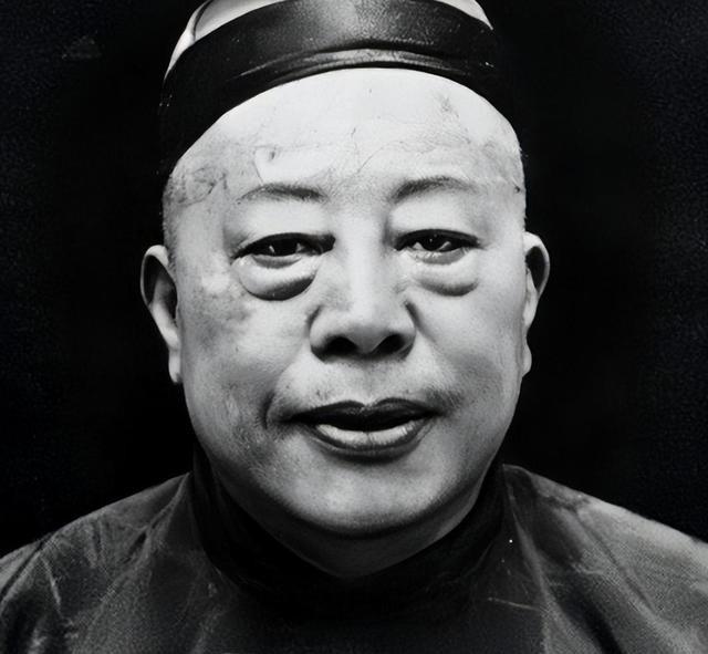 1922年，一个年轻人突然冲进黄金荣家里，不顾保镖的阻拦，上去给了他两个耳光。当