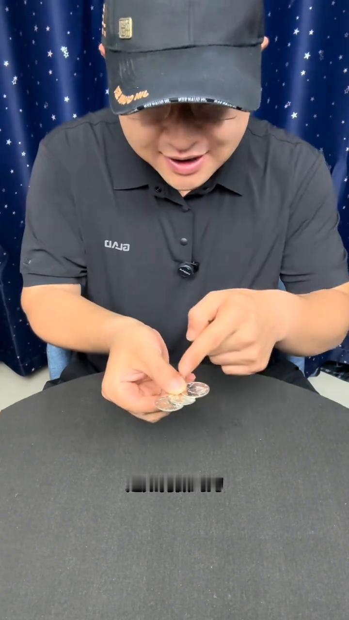 揭秘硬币穿透术，竟然完好无损。
32，接下来把这枚硬币穿透。你的衣服不可能看好，