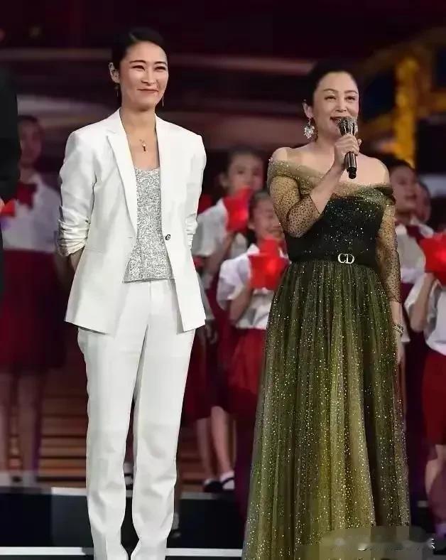 陈红和梁静
都是中国娱乐圈中的知名美女，两人各有特色。陈红以其清丽脱俗的外貌著称