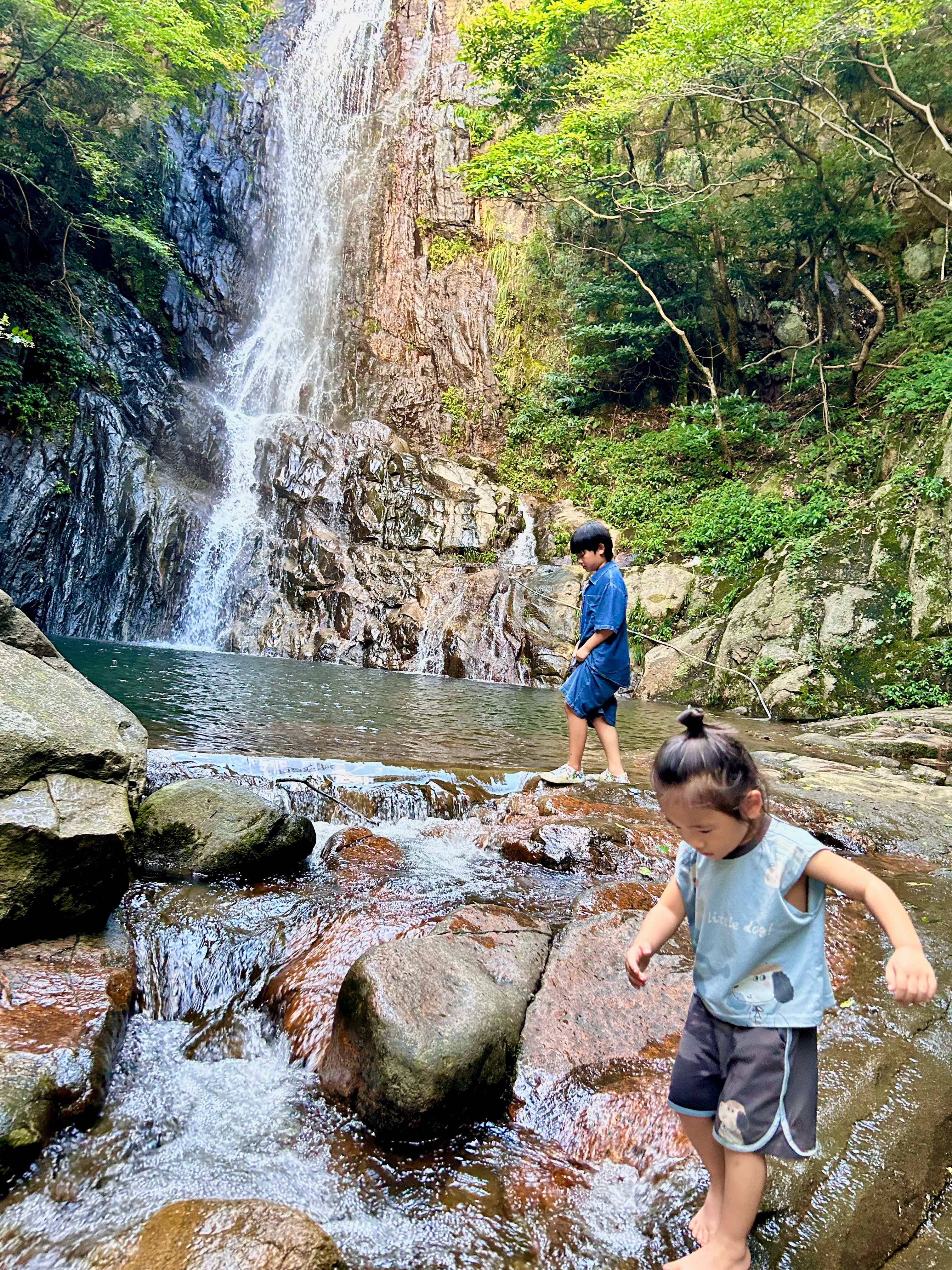 孩子们一下午都在山里玩水⛰️现在刚到家我和哥哥弟弟嗷嗷待哺等着新东方在的快手面条