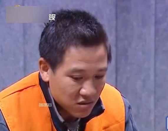 湖南，一男子开车回老家奔丧，返厂途中，意外将一个12岁小女孩撞倒在地上。男子本想