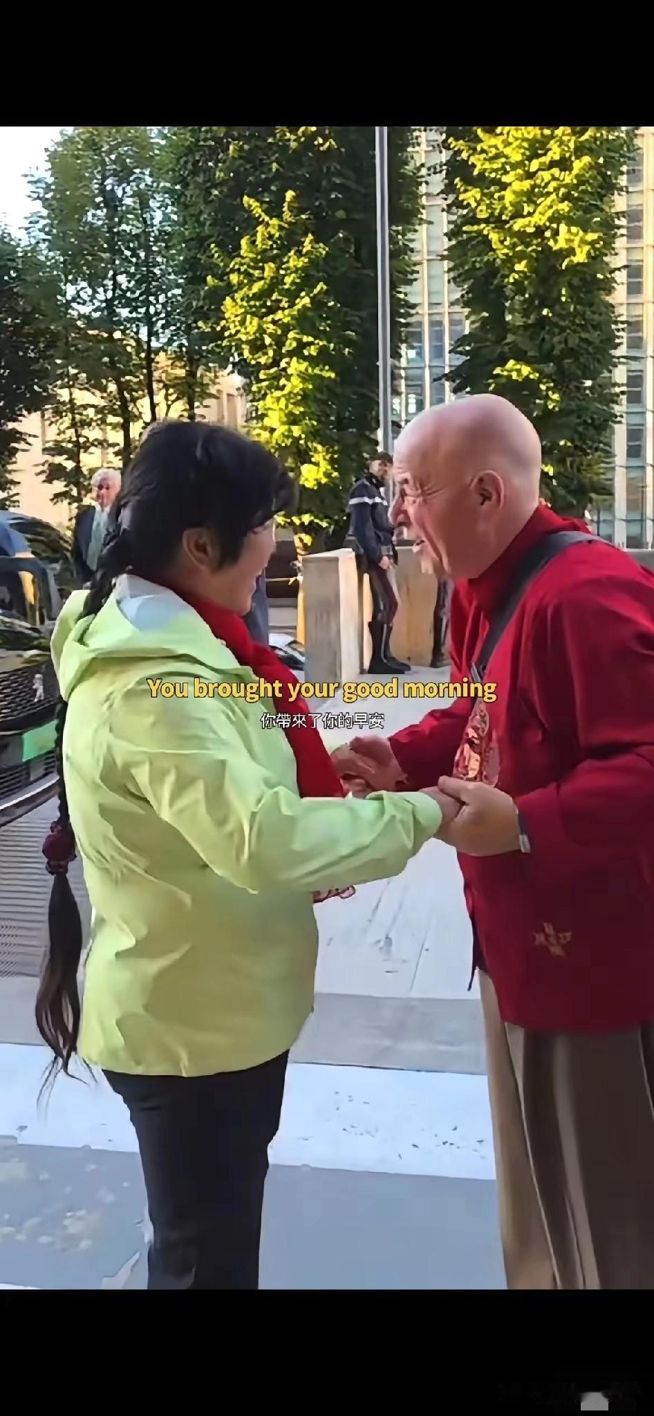 深情相拥：赛考斯和殷玉珍在罗马相遇！
​就在刚才，殷玉珍在社交网络发了一段视频。