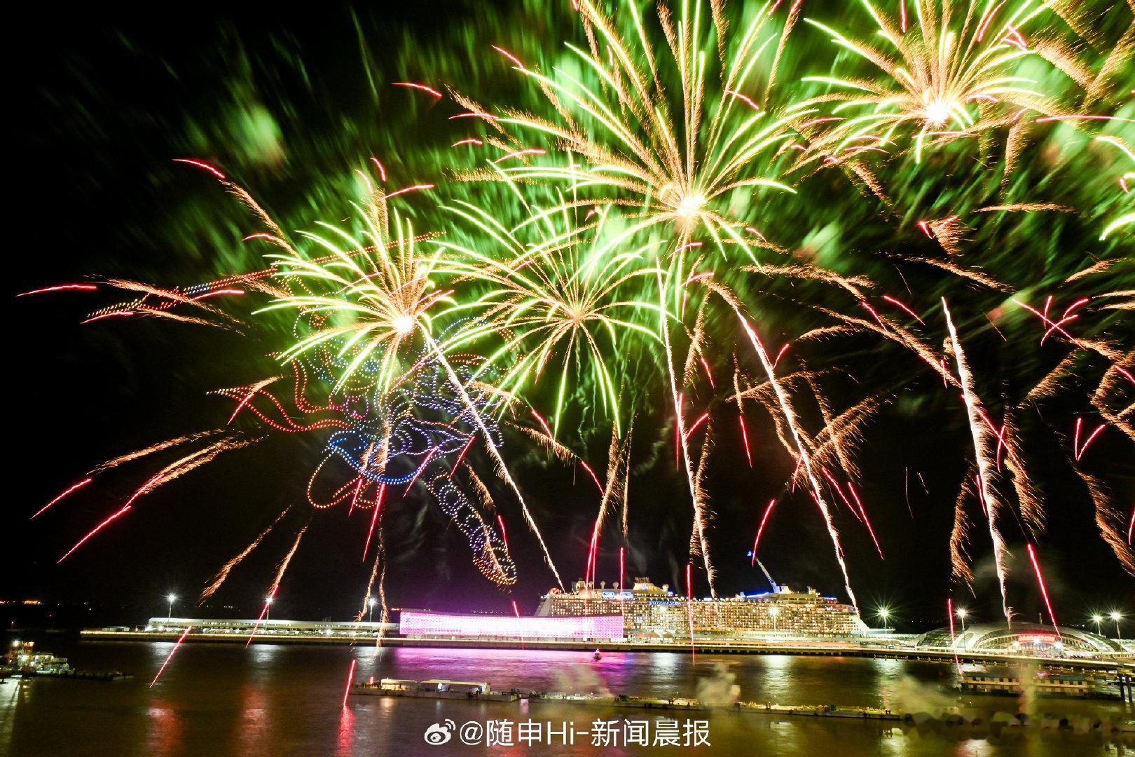  被上海宝山的烟花秀震撼到了【上海宝山机甲哪吒烟花秀太赛博了】2000架无人机再